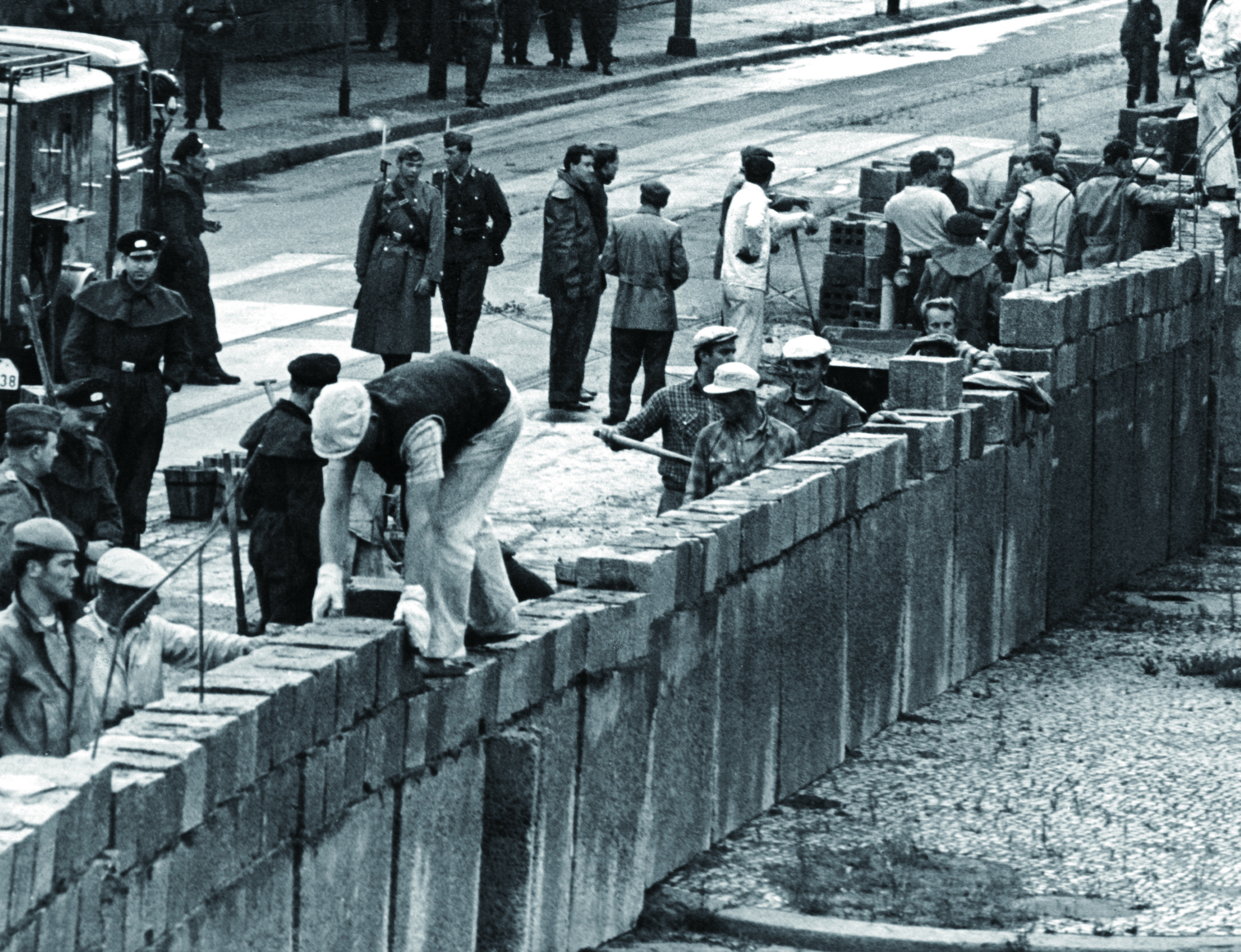 베를린 장벽을 쌓는 모습
